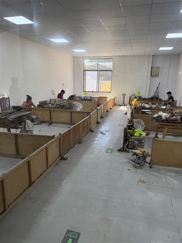 Production hall with multiple workstations